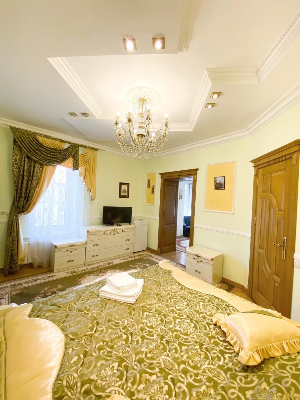 Bed, Seating area, Bedroom, towels
