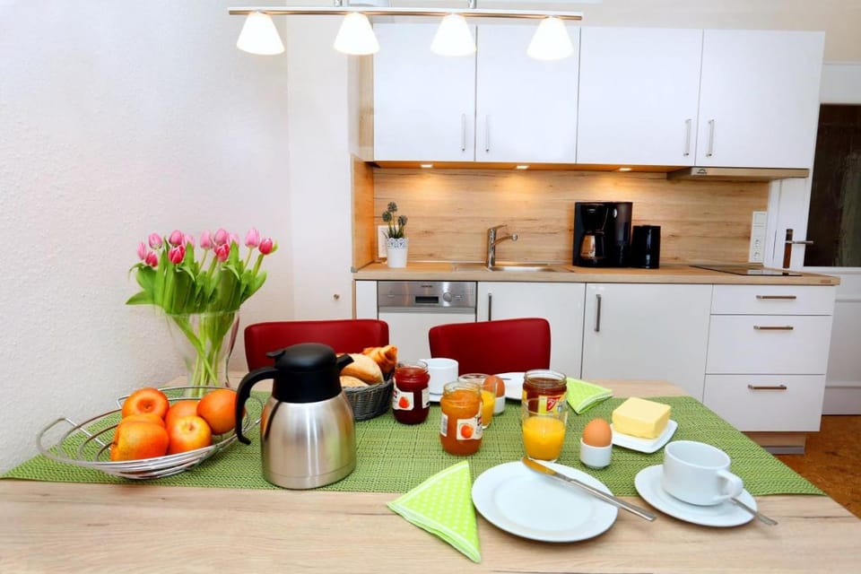 Kitchen or kitchenette, Dining area, Communal kitchen