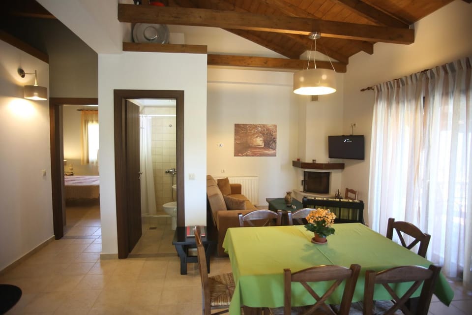 Shower, Toilet, Bathroom, Living room, Photo of the whole room, Seating area, Dining area, flat iron