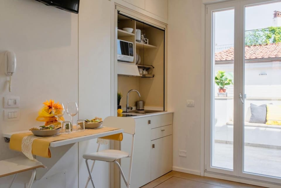 Coffee/tea facilities, Kitchen or kitchenette, Dining area