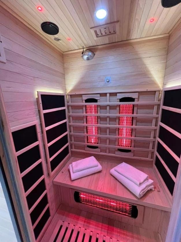 Kingfisher Lodge - Private Hot Tub - Infrared Sauna - Dog Friendly House in Warminster