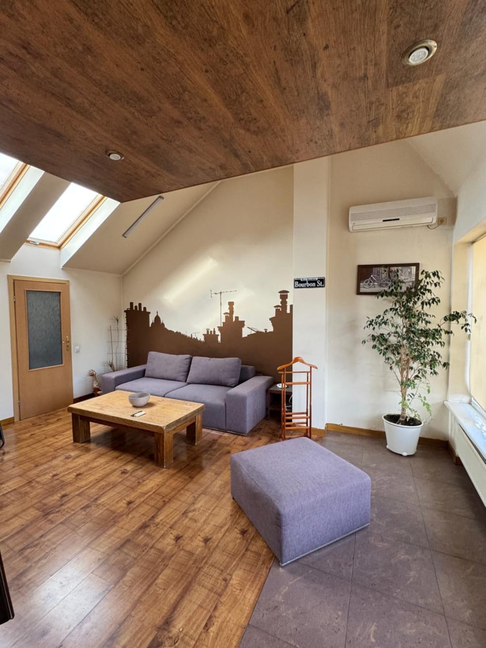 Living room, Photo of the whole room, air conditioner
