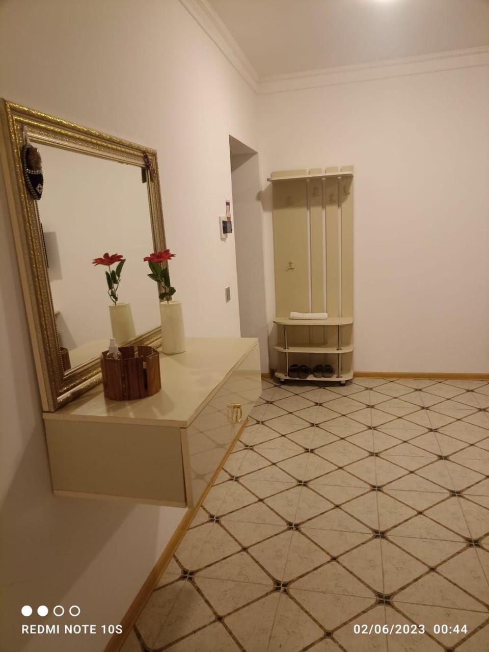 Photo of the whole room, Bedroom, wardrobe
