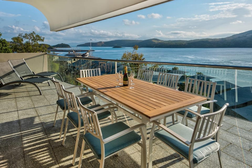 Waves 5 Luxury 3 Bedroom Breathtaking Ocean Views Central Location House in Whitsundays