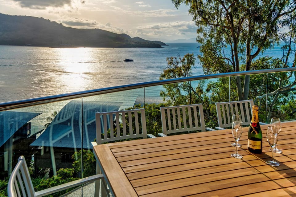 Waves 5 Luxury 3 Bedroom Breathtaking Ocean Views Central Location House in Whitsundays