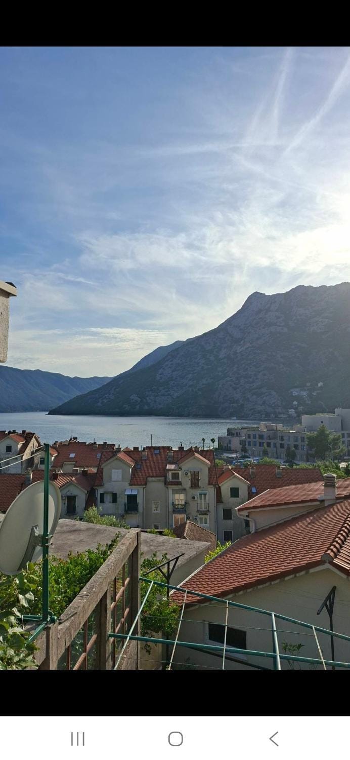 Mountain view, Sea view
