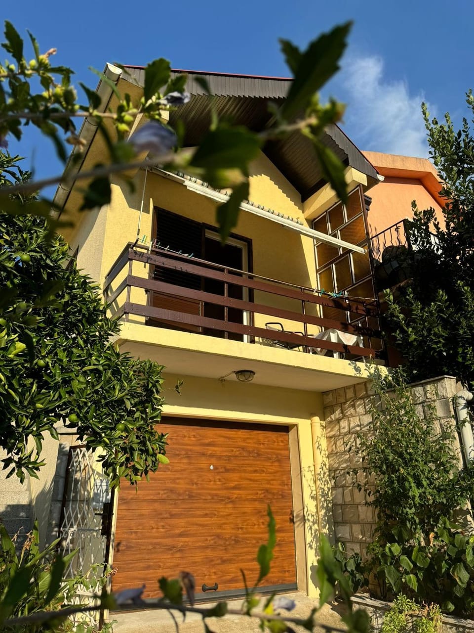Property building, Day, Balcony/Terrace