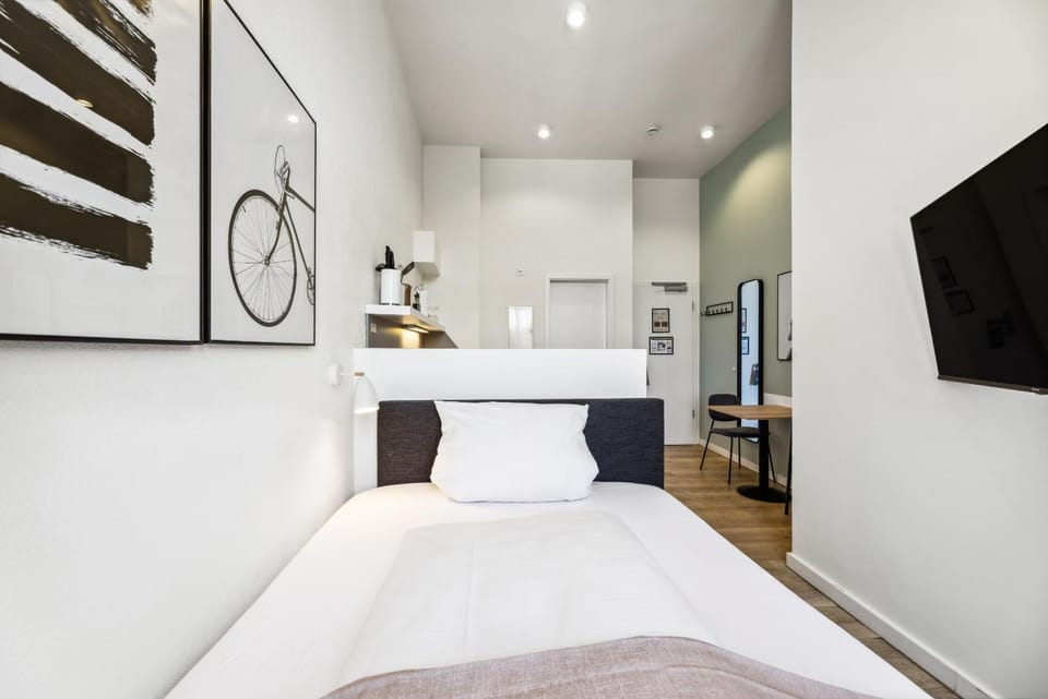 Bed, TV and multimedia, Bedroom