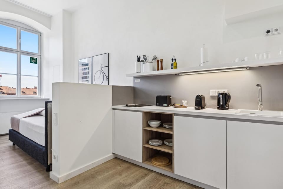 Coffee/tea facilities, Kitchen or kitchenette, stove