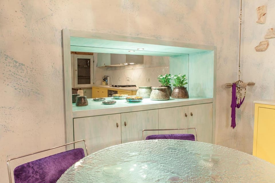 Kitchen or kitchenette, Dining area