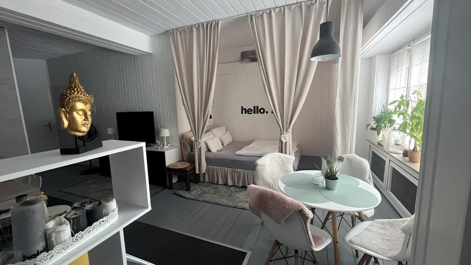 Bed, Photo of the whole room, Seating area, Dining area, Bedroom