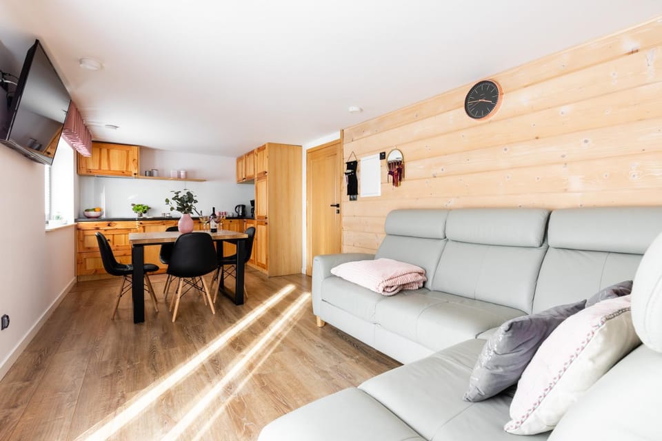 TV and multimedia, Kitchen or kitchenette, Living room, Seating area, Dining area