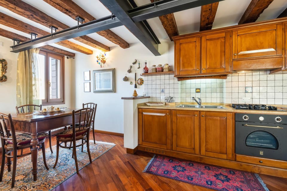 Kitchen or kitchenette, Dining area