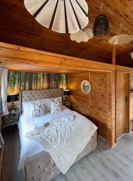 Otter 1 - Private Hot Tub - Bali Inspired Lodge - Bath - Longleat - Wiltshire House in Warminster