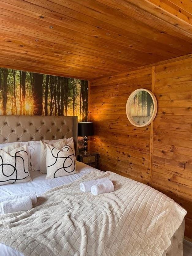 Otter 1 - Private Hot Tub - Bali Inspired Lodge - Bath - Longleat - Wiltshire House in Warminster