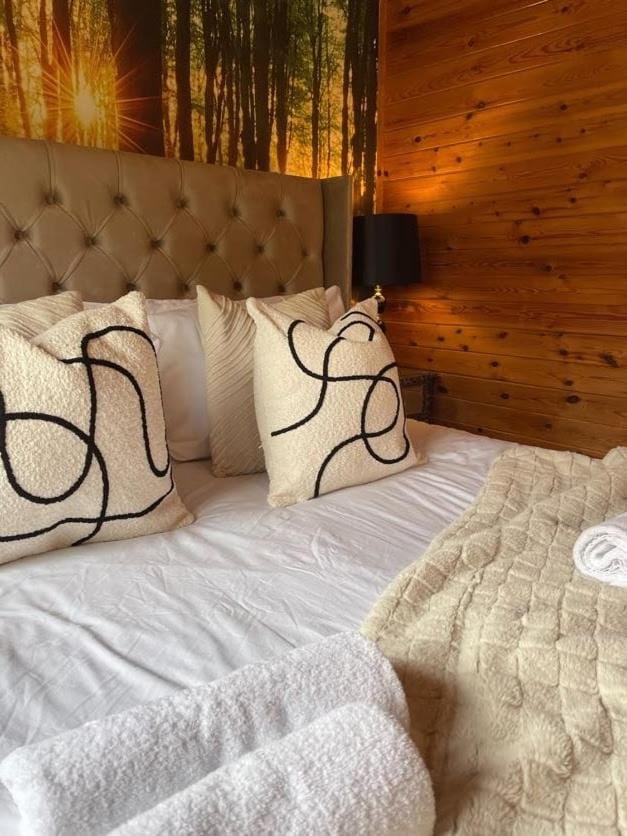 Otter 1 - Private Hot Tub - Bali Inspired Lodge - Bath - Longleat - Wiltshire House in Warminster