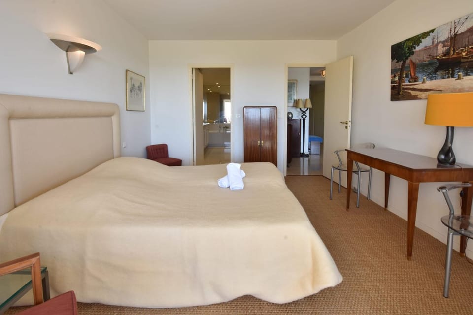 Bedroom, towels