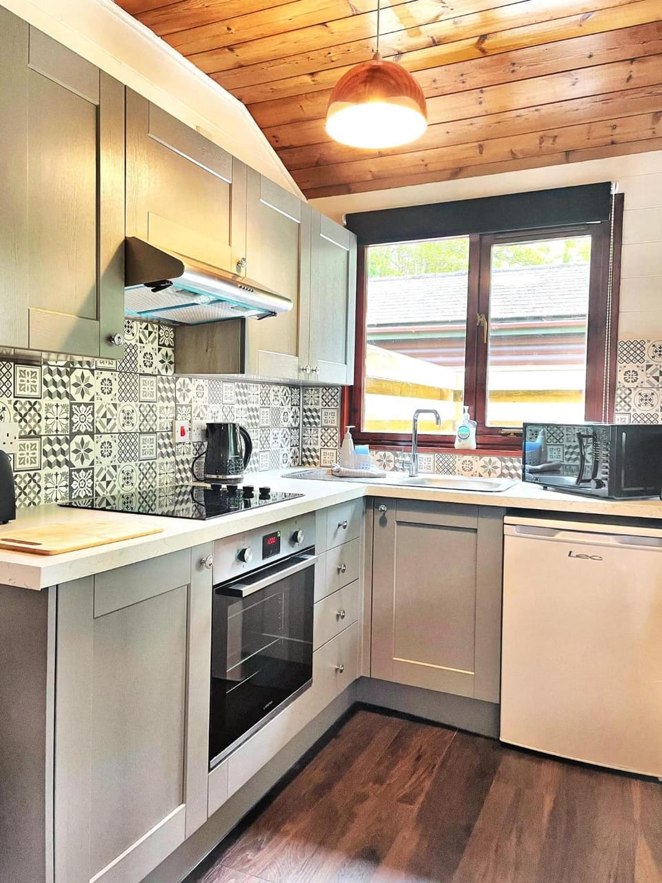 Magpie 4 Hot Tub Huntersmoon-Warminster-Bath-Salisbury House in Warminster