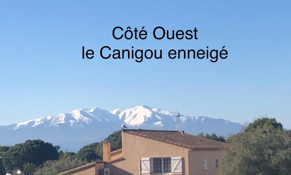 Bleu indigo - T3- Terrasse- Vue mer et montagne - Piscine - Clim- Wifi -Parking Apartment in Canet-en-Roussillon