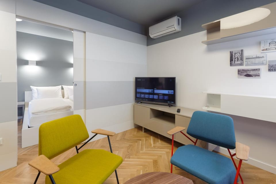 TV and multimedia, Seating area