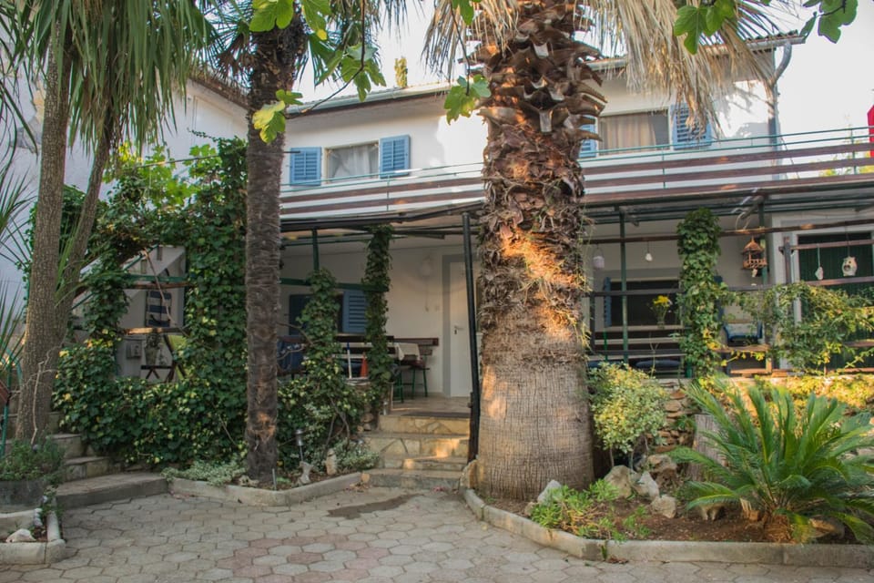 Property building, Facade/entrance, Garden