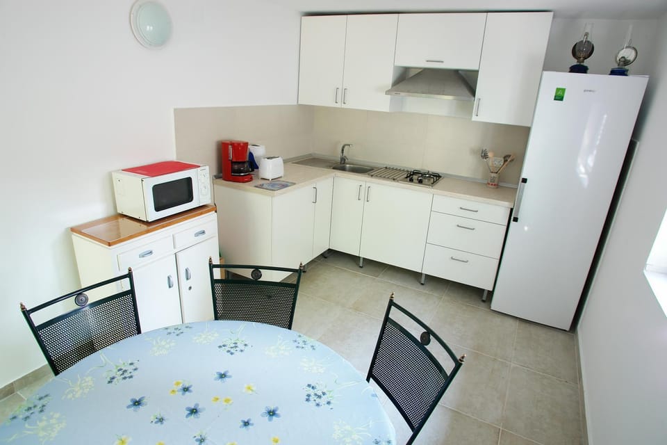 Coffee/tea facilities, Kitchen or kitchenette, Dining area, Communal kitchen