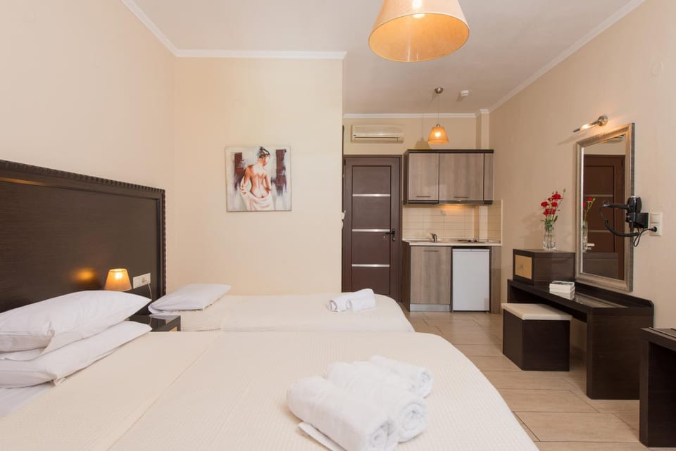 Bed, Kitchen or kitchenette, Seating area, Bedroom