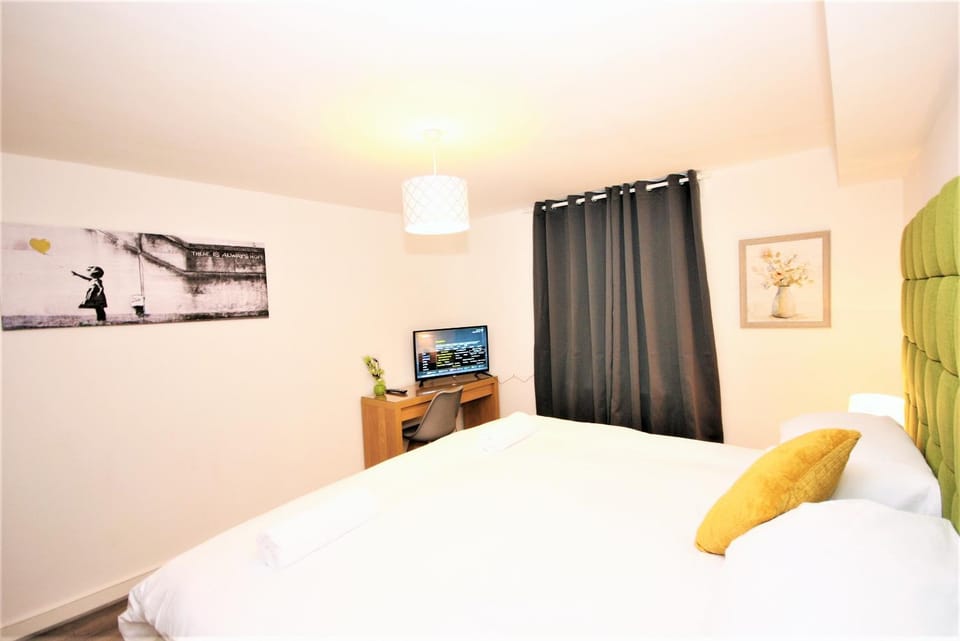 Bed, TV and multimedia, Bedroom