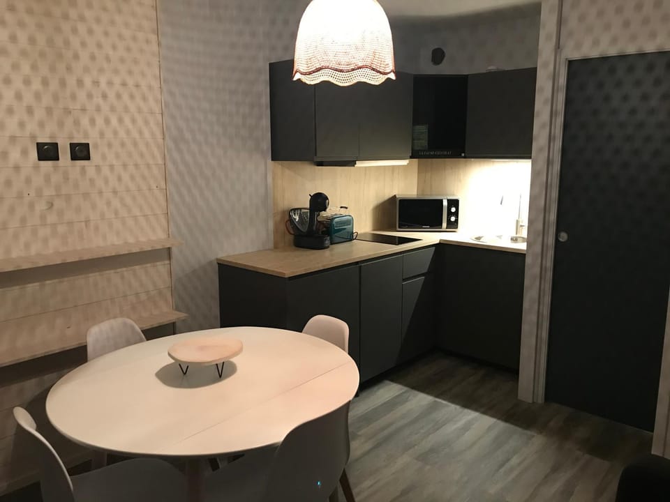 Coffee/tea facilities, Kitchen or kitchenette, Dining area
