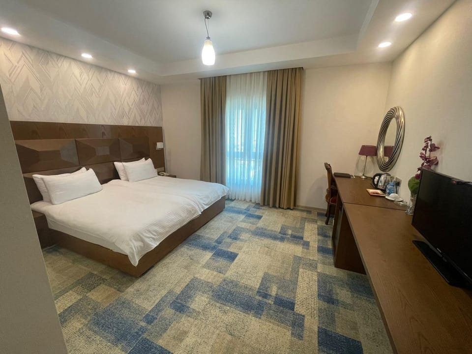 Bed, TV and multimedia, Bedroom, hair dresser