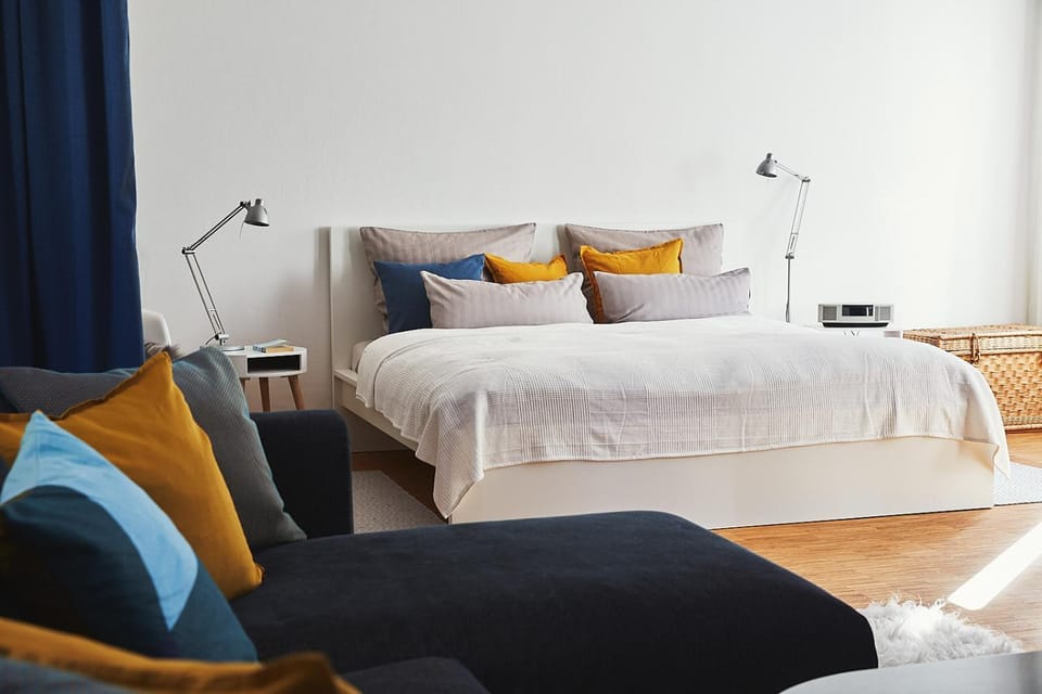 Bed, TV and multimedia, Seating area, Bedroom