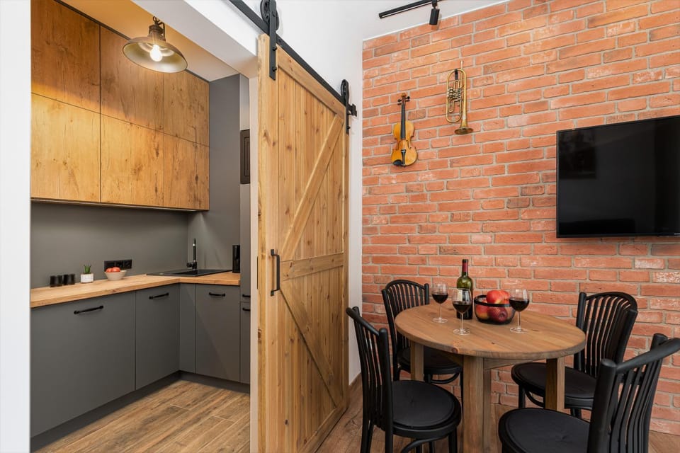 Kitchen or kitchenette, Dining area