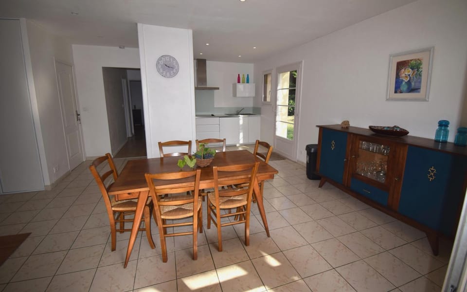 Dining area, pet friendly