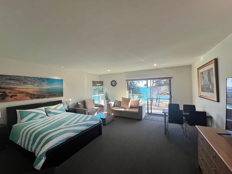 Bed, View (from property/room), Living room, Sea view