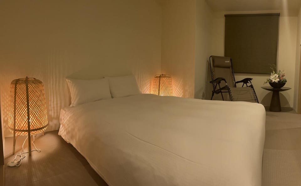 Photo of the whole room, Bedroom