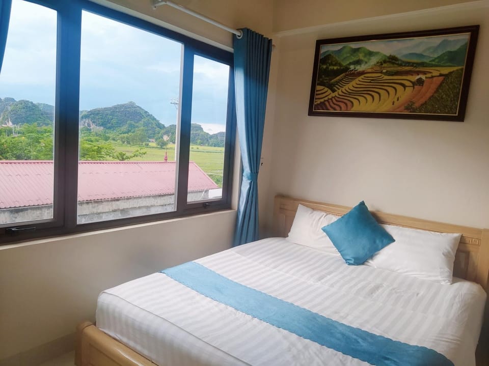 Bed, Natural landscape, Photo of the whole room, Bedroom, Mountain view