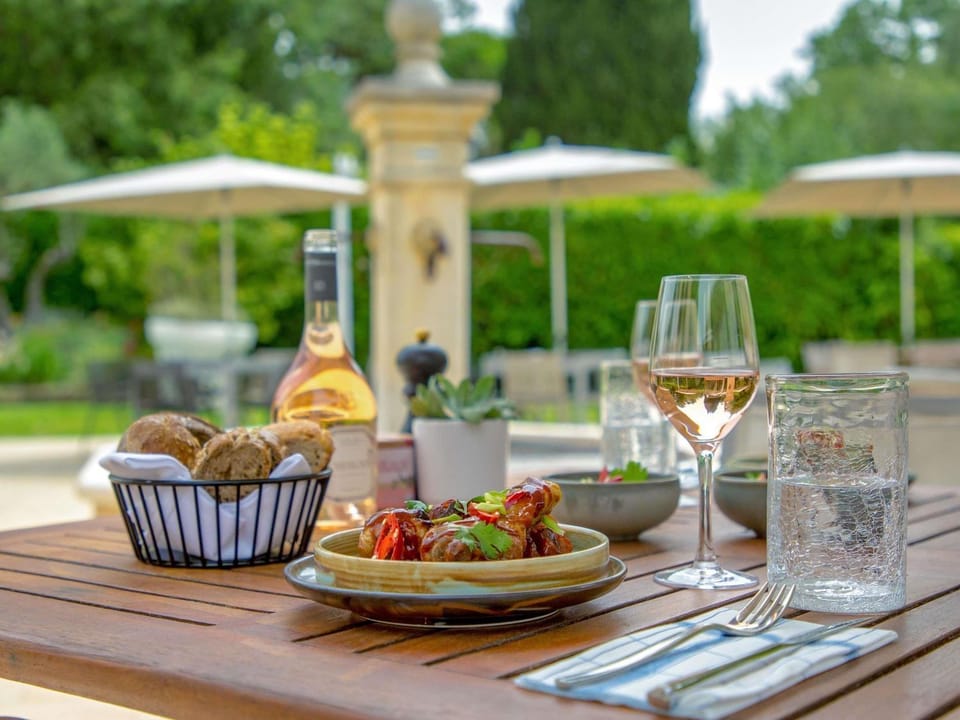 Property building, Restaurant/places to eat, Balcony/Terrace