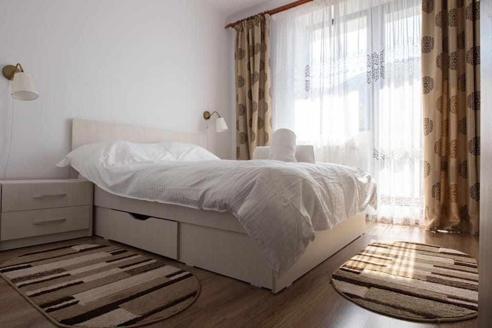 Bed, TV and multimedia, Bedroom