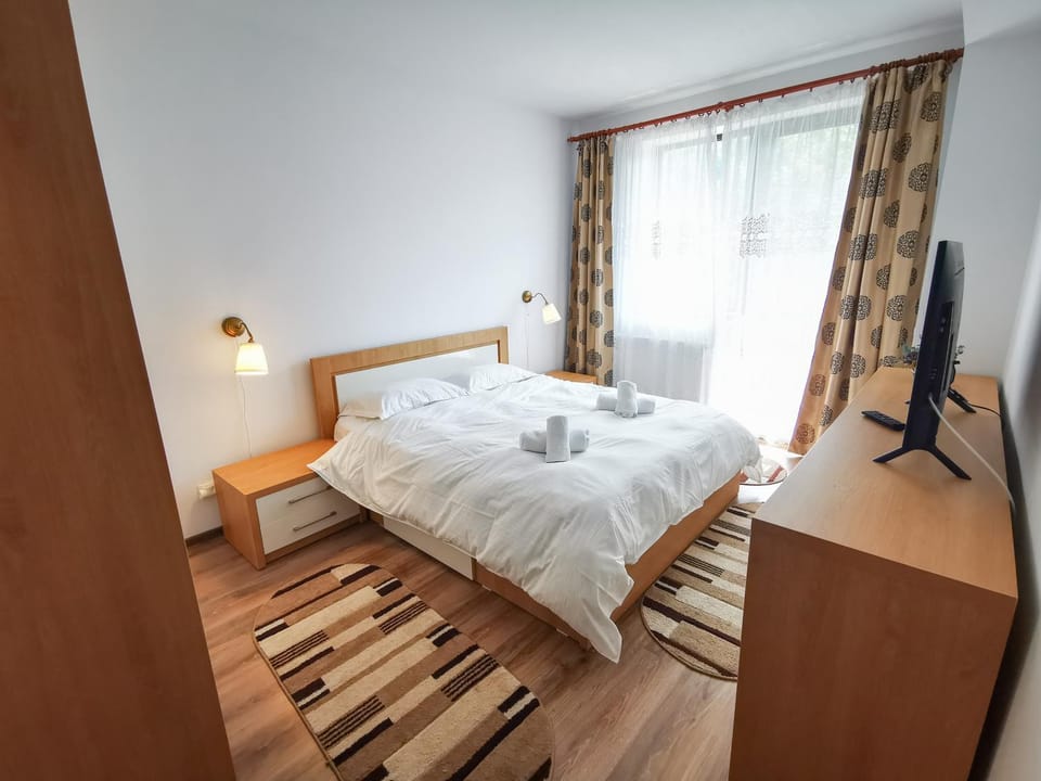 Bed, TV and multimedia, Bedroom