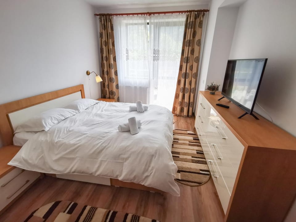 Bed, TV and multimedia, Bedroom