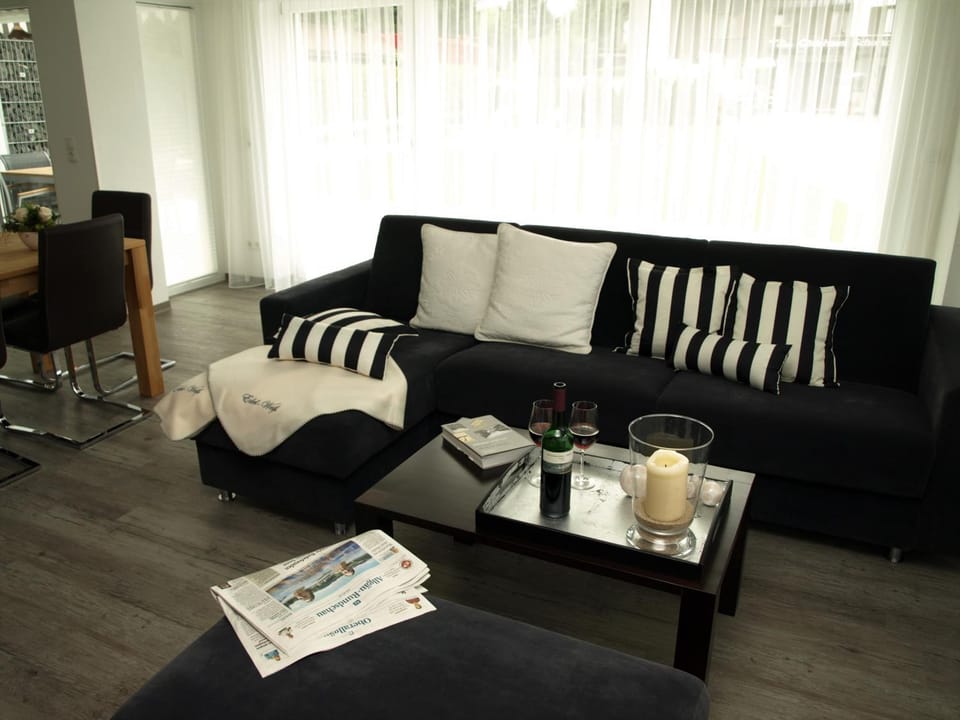 Living room, Seating area, Drinks