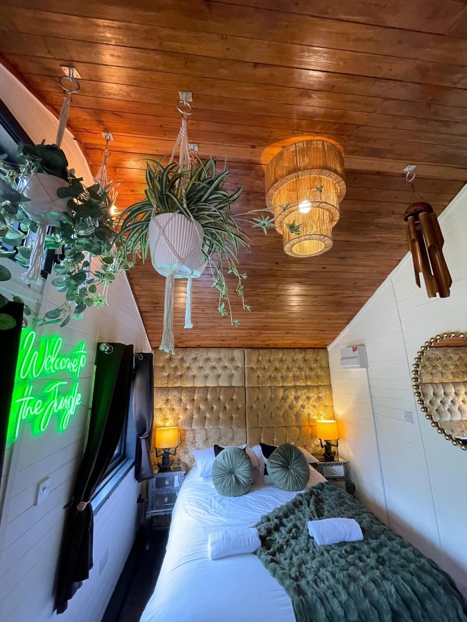 Otter 3 Lodge -Jungle Inspired -Dog Friendly -Private Hot Tub -Warminster-Bath-Salisbury House in Warminster