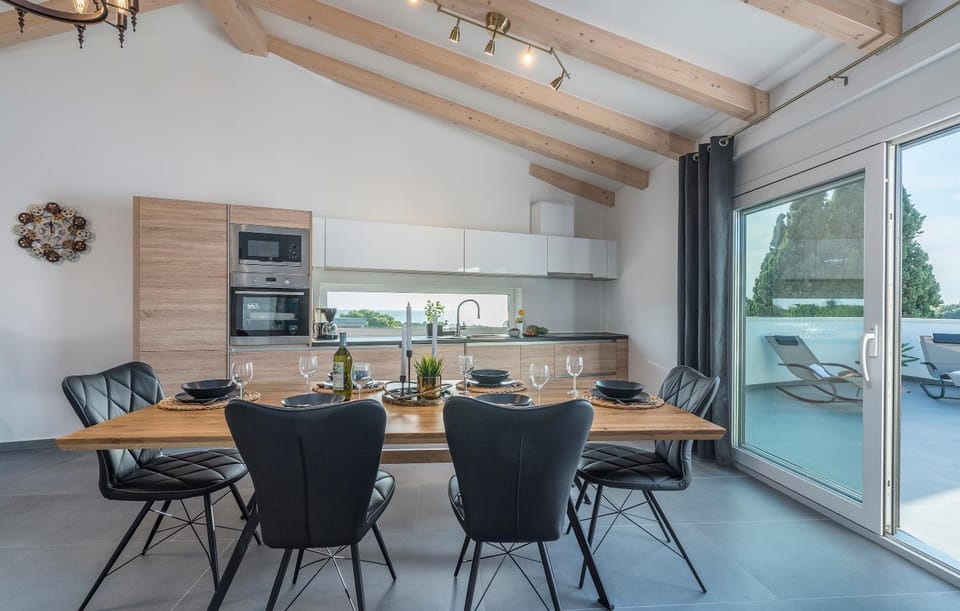 Kitchen or kitchenette, Seating area, Dining area, pet friendly