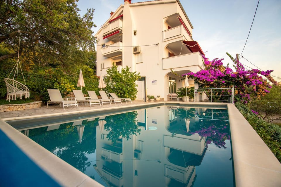 Property building, Swimming pool, sunbed