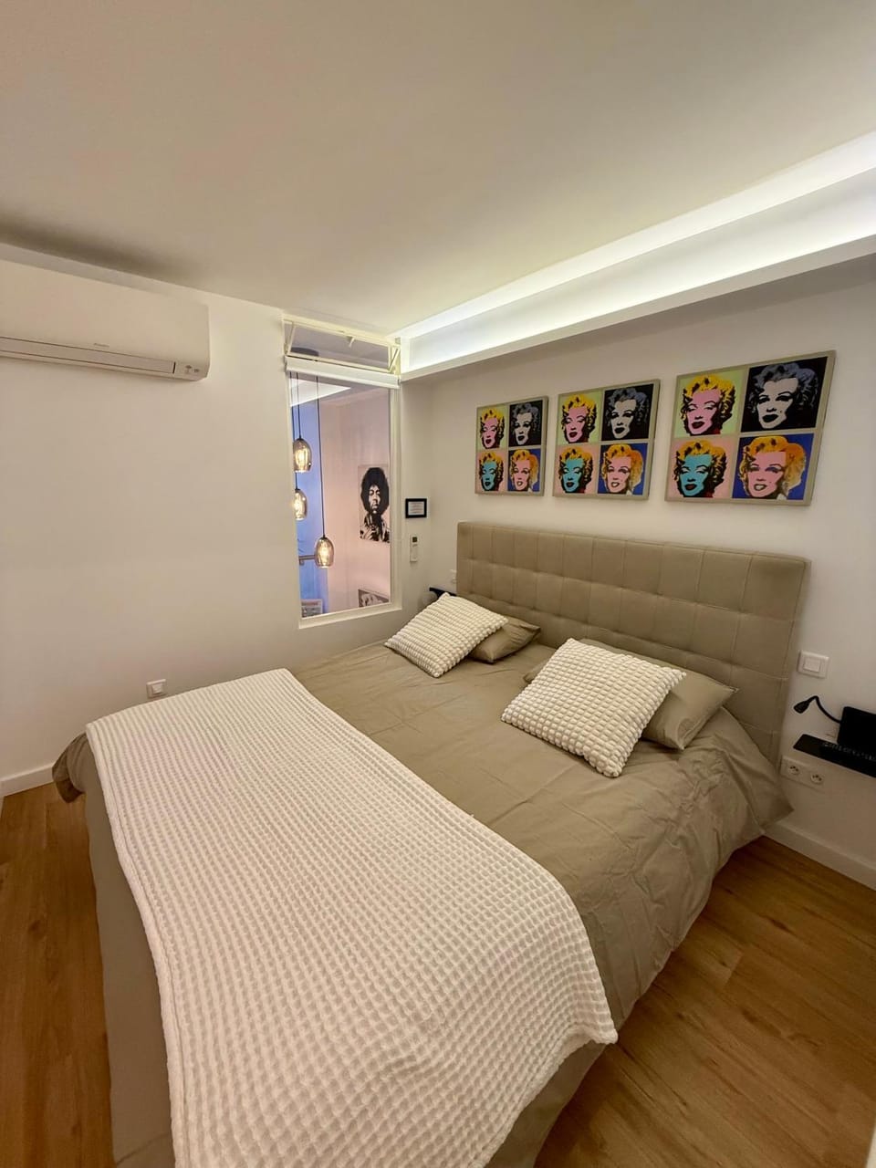 Bed, Photo of the whole room, Bedroom, air conditioner
