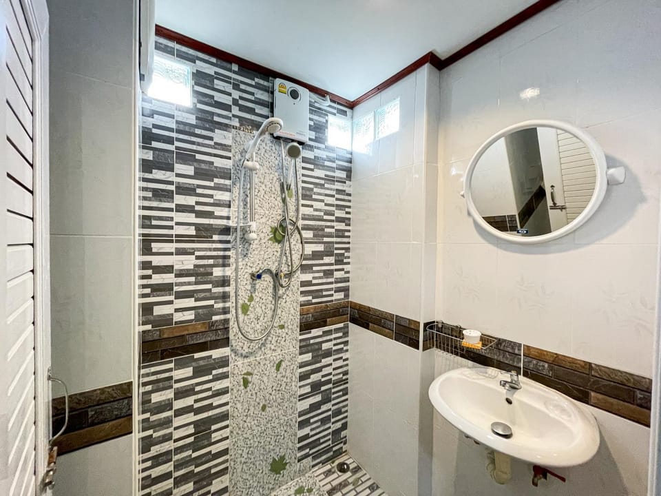 Bangtao Rooms Bed and Breakfast in Choeng Thale