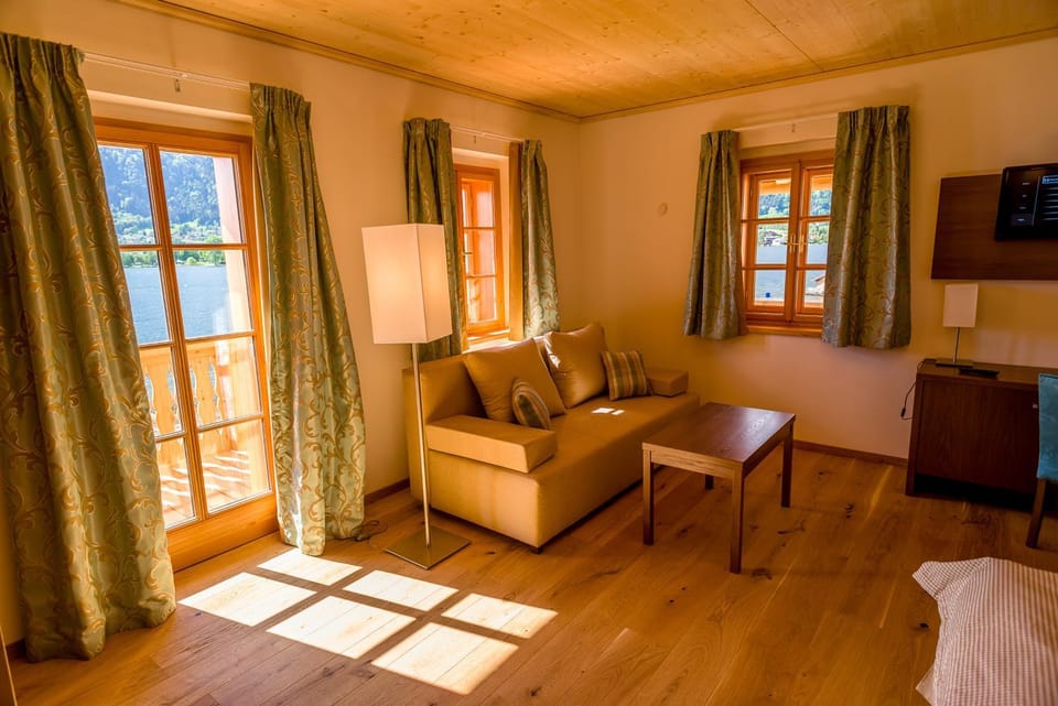 Living room, Photo of the whole room