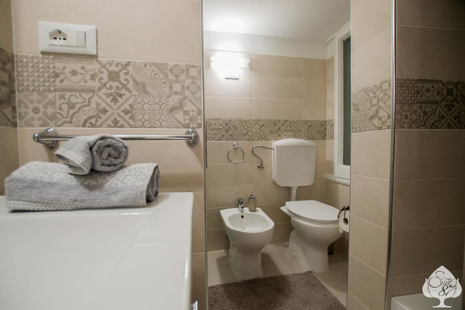 Shower, Toilet, Bathroom, bidet, towels