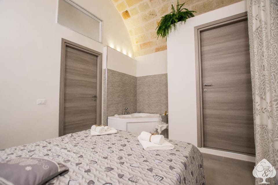 Hot Tub, Bedroom
