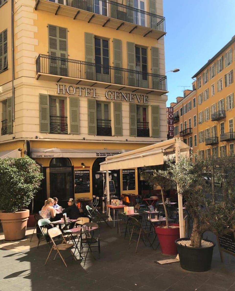 Property building, Patio, Restaurant/places to eat, City view